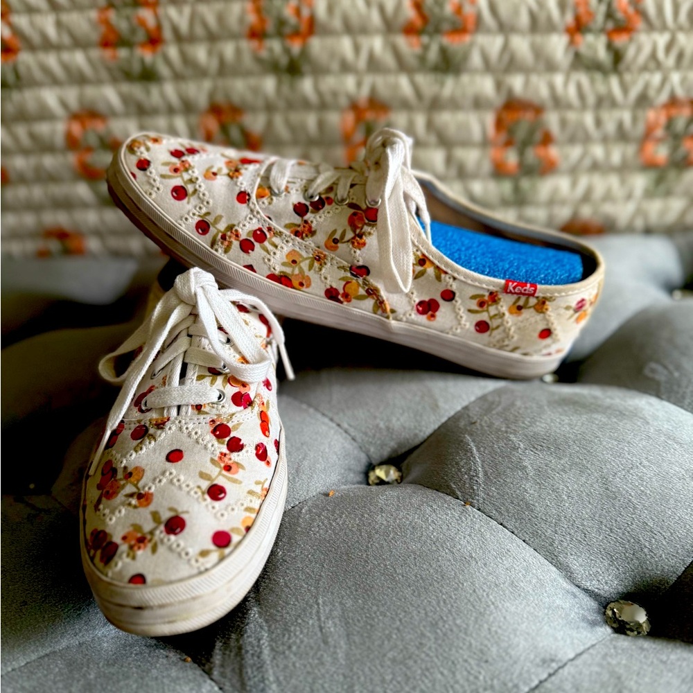 Women’s white background Keds with beautiful flowers.